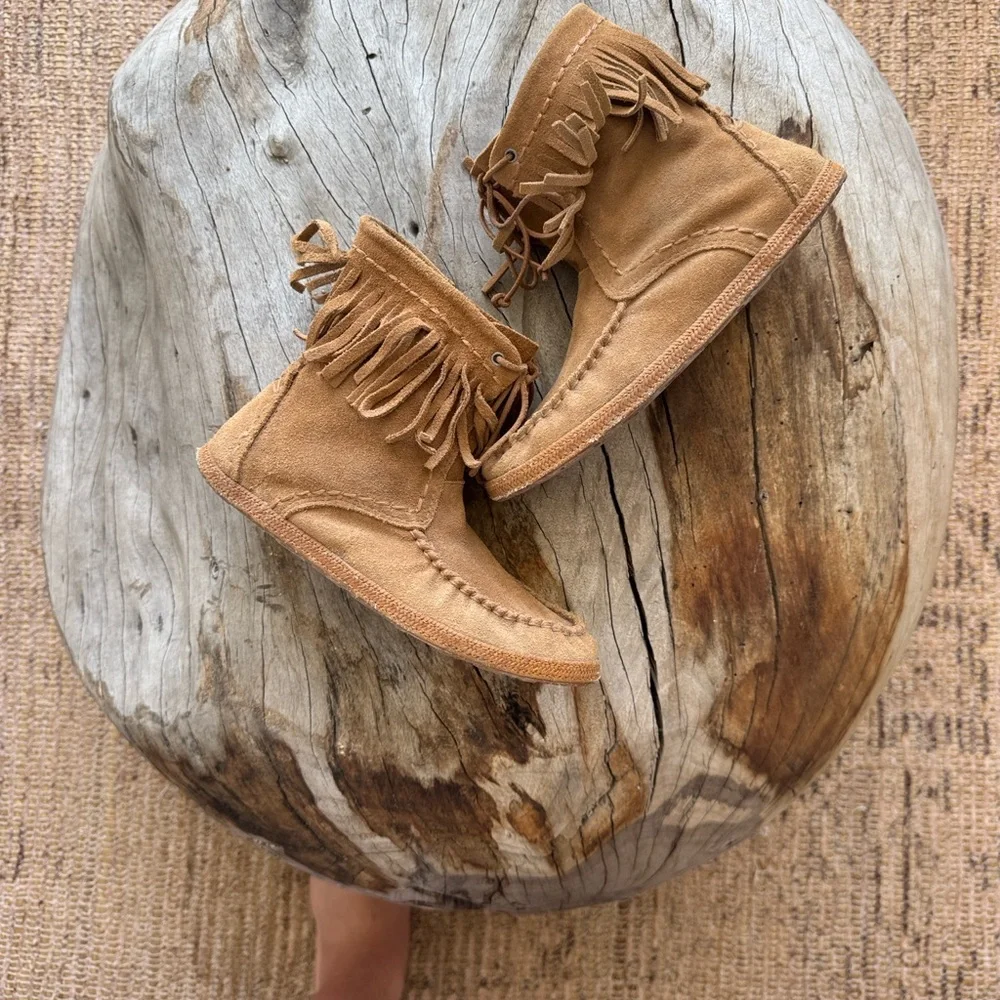 Ugg kids unisex size 3 Fringe Suede Ankle Moccasin Boots - Tan with zipper boho